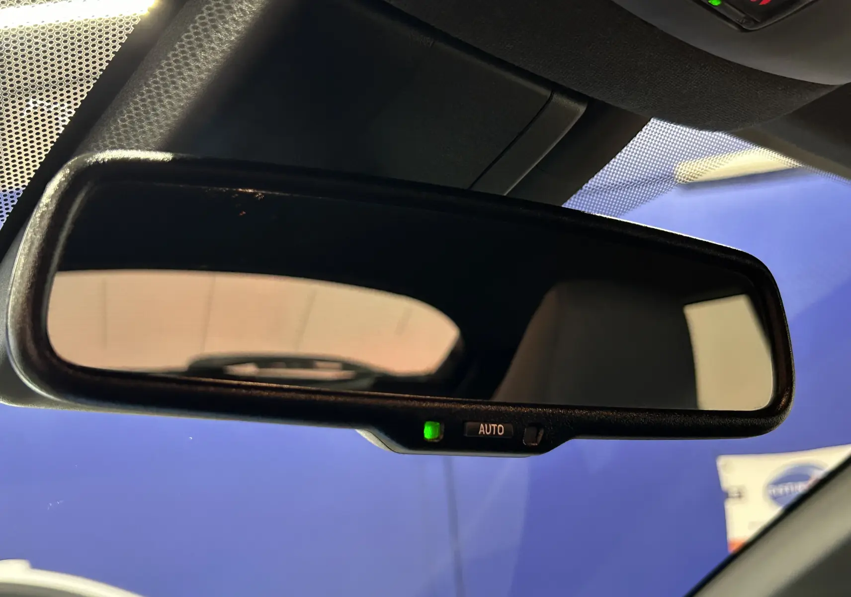 Rétroviseur intérieur avec fonction auto du Toyota C-HR Hybride noir métal, vue rapprochée sur le miroir et son cadre.