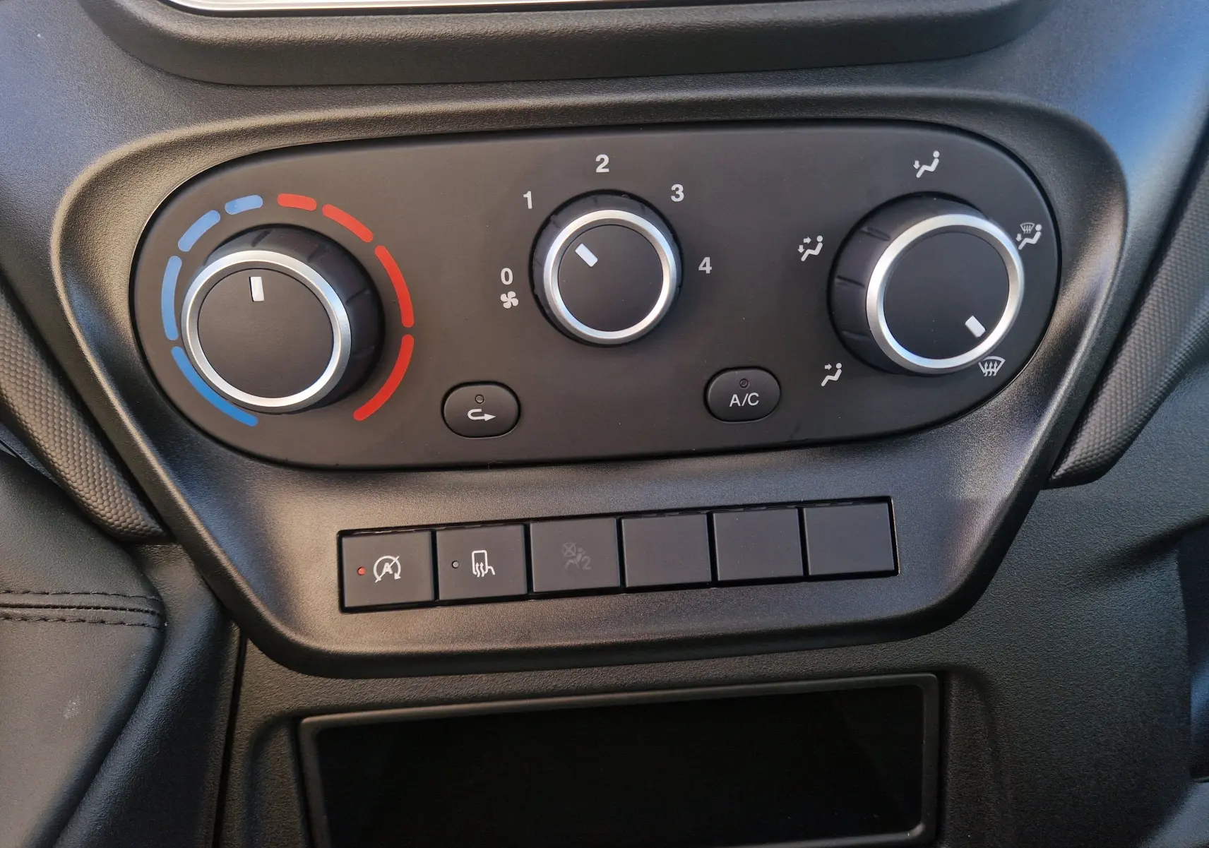 Écran tactile central du tableau de bord de l'Iveco Daily Chassis Cabine 2026 affichant la radio NRJ, avec commandes climatisation en dessous.