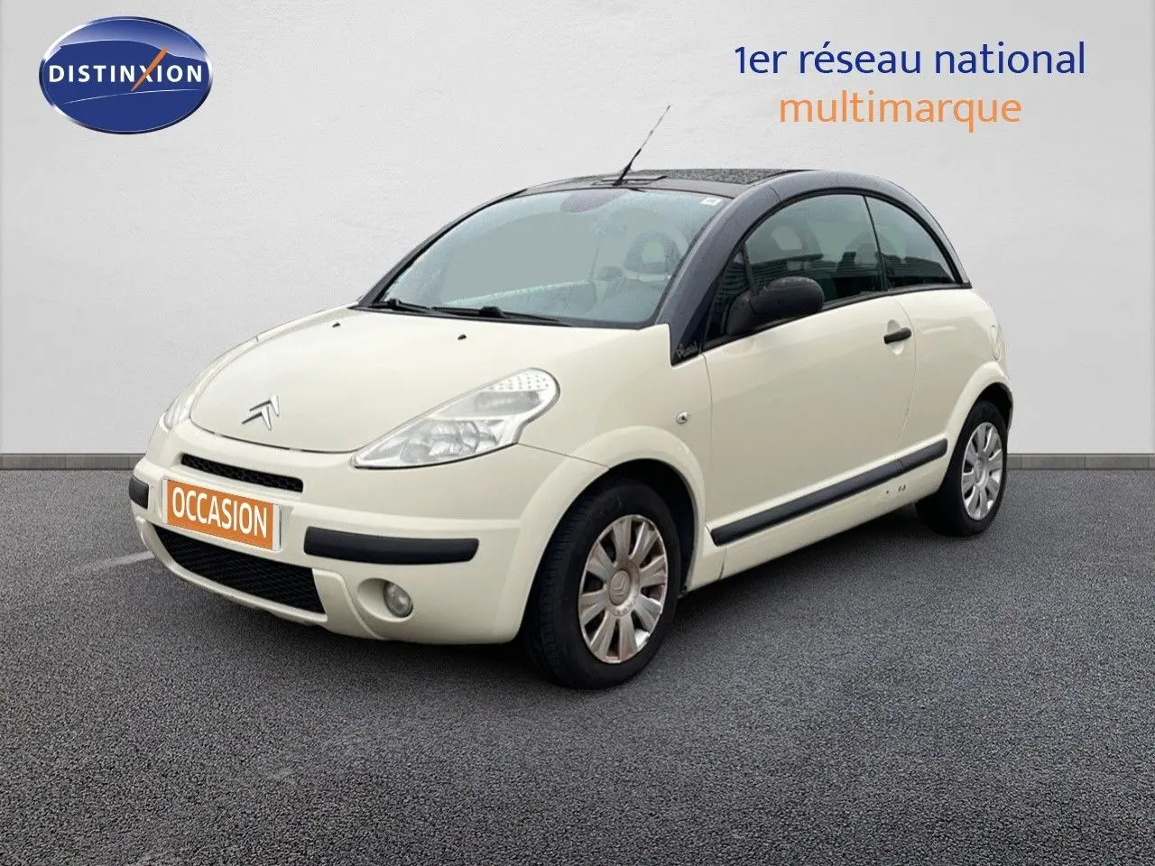 Citroën C3 Pluriel ivoire vue 3/4 avant droit avec toit noir et jantes acier d'origine.
