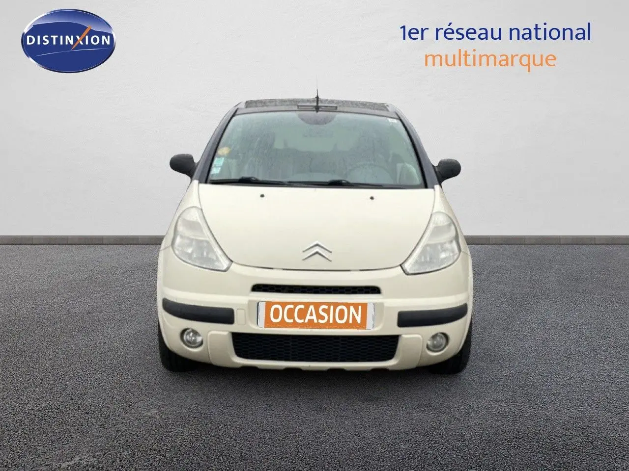 Citroën C3 Pluriel ivoire vue de face, avec pare-chocs noir et plaque d'immatriculation orange "OCCASION".