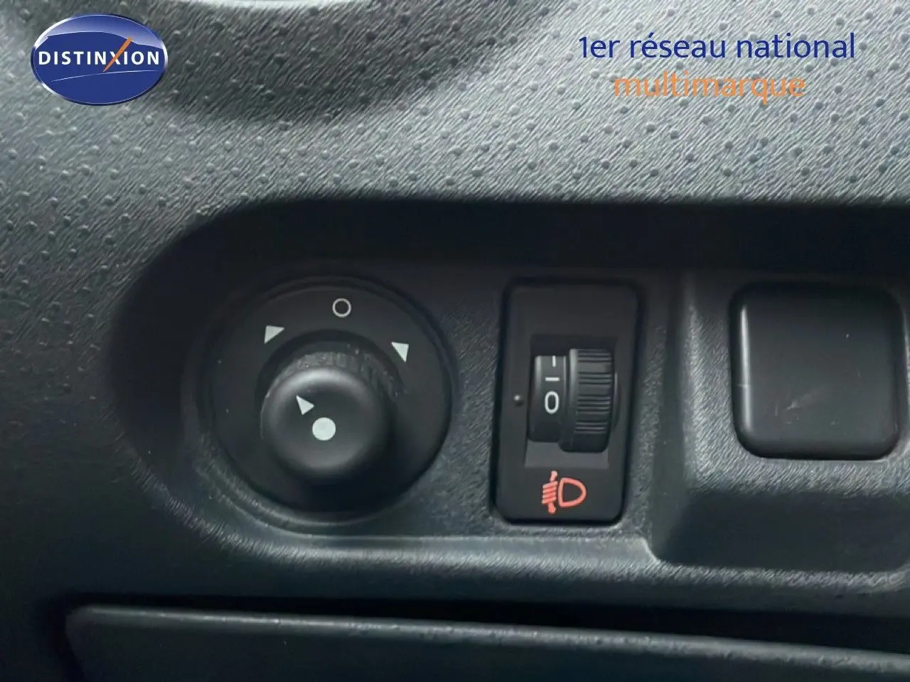 Gros plan sur les commandes d’éclairage et réglage des rétroviseurs intérieurs d’une Citroën C3 Pluriel ivoire.