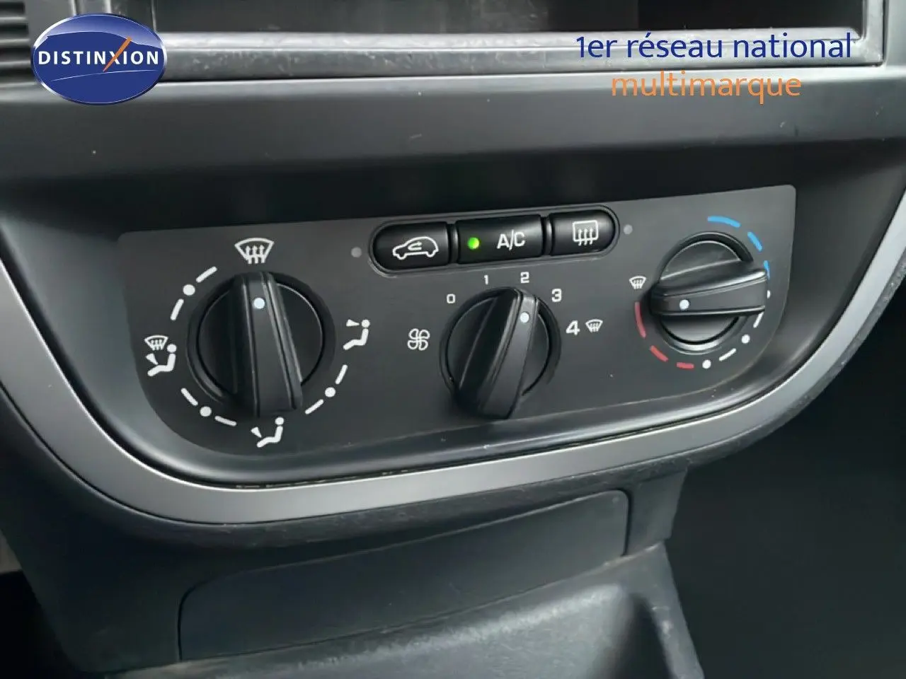 Détail du tableau de bord de la Citroën C3 Pluriel 2007 montrant les commandes de climatisation avec bouton A/C allumé.