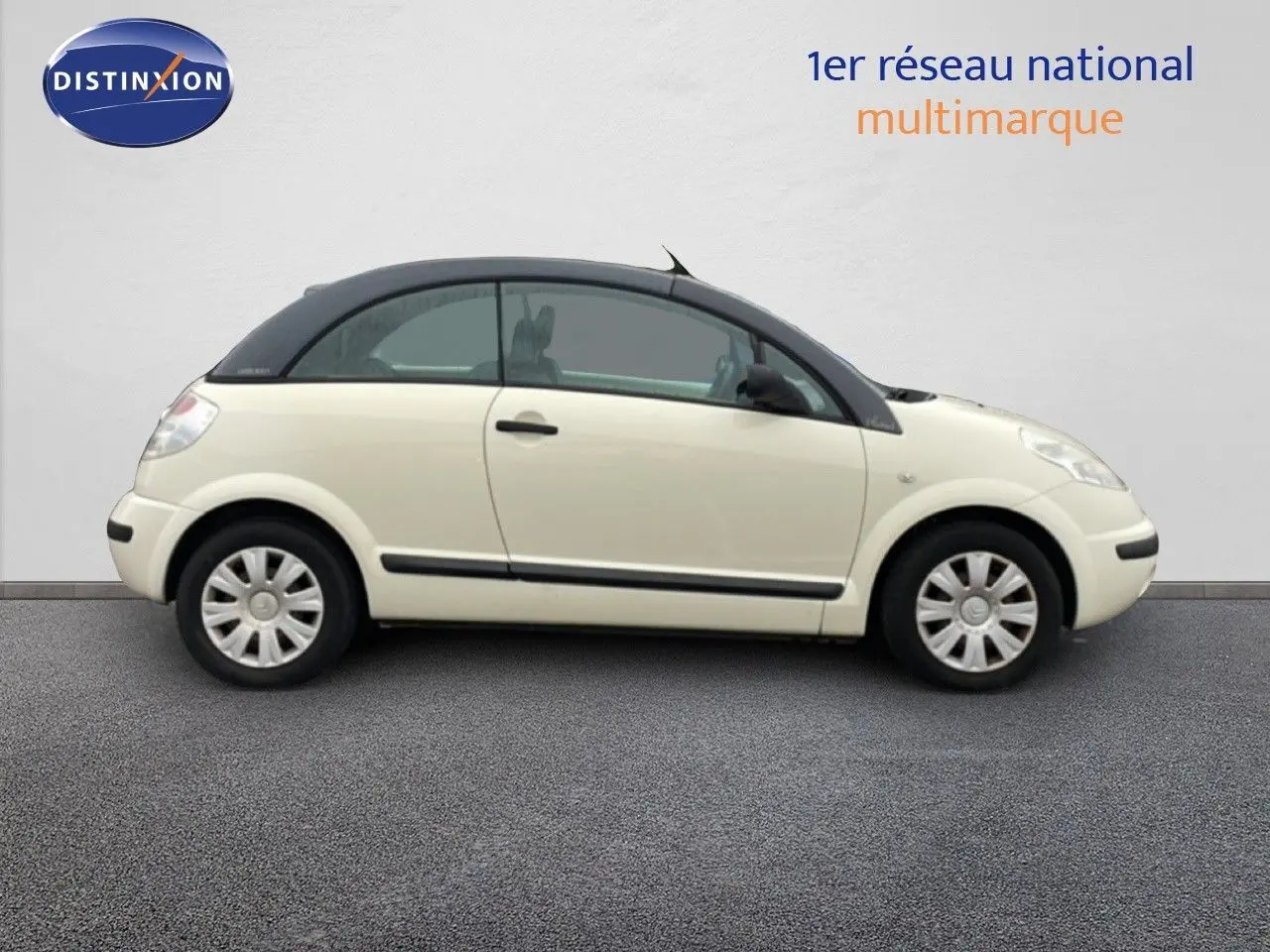 Profil droit d'une Citroën C3 Pluriel ivoire de 2007 avec toit noir et jantes acier, sur fond neutre.