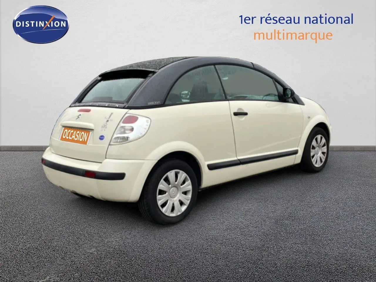 Citroën C3 Pluriel ivoire vue 3/4 arrière côté droit avec toit noir et jantes acier.