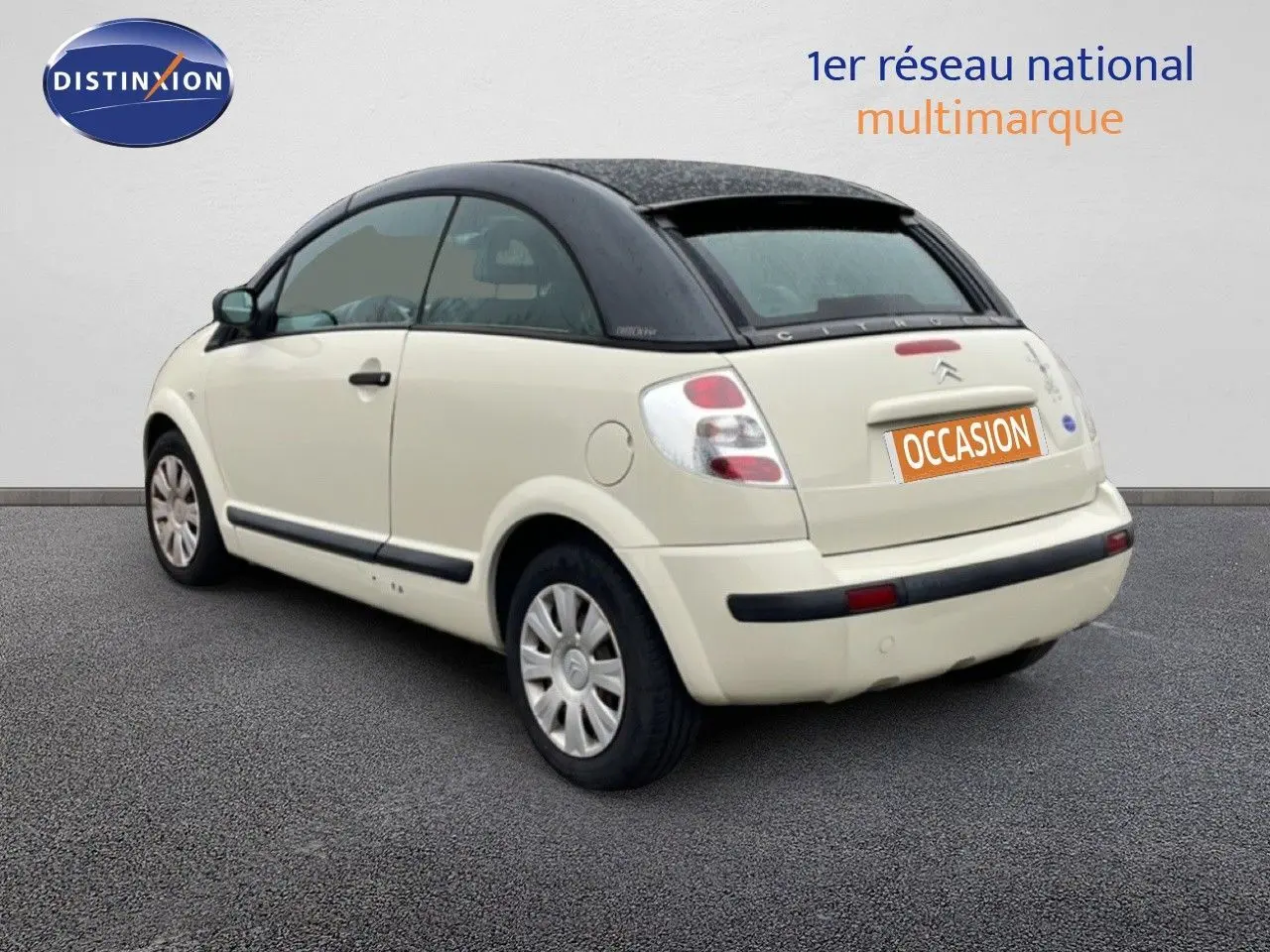 Citroën C3 Pluriel ivoire vue 3/4 arrière droit avec toit noir et jantes acier en environnement neutre.