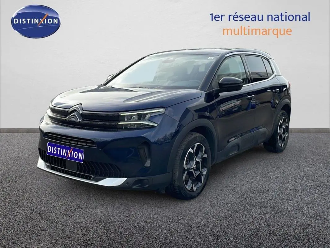 Citroën C5 Aircross bleu 3/4 avant droit, avec jantes aluminium et signature lumineuse LED distinctive.