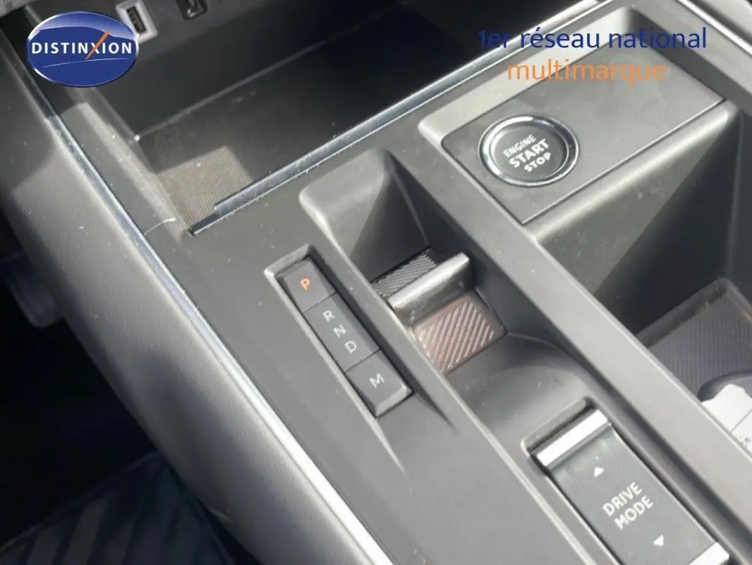 Gros plan sur la console centrale du Citroën C5 Aircross bleu, montrant la boîte auto et le bouton start/stop.