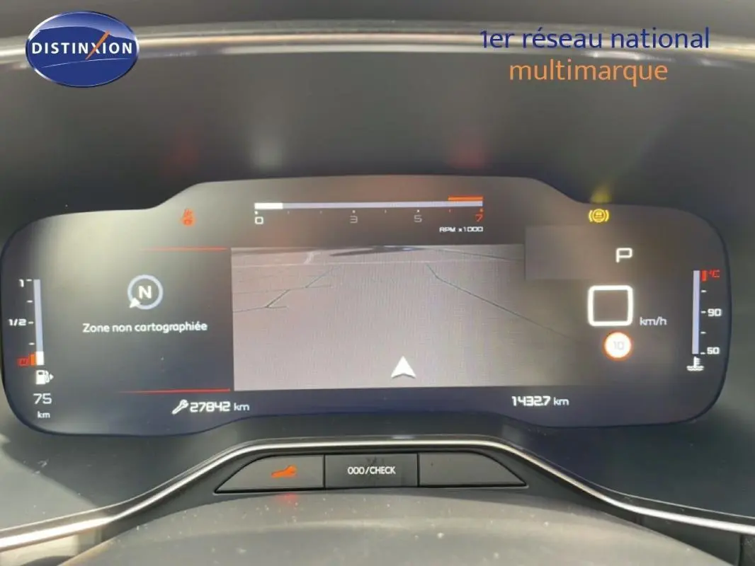 Tableau de bord numérique du Citroën C5 Aircross bleu 2024, affichage GPS et compte-tours en vue frontale.