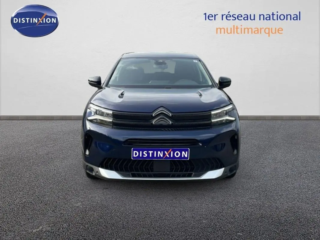Vue frontale d'un Citroën C5 Aircross bleu 2024 avec calandre noire et détails argentés sur le pare-chocs.