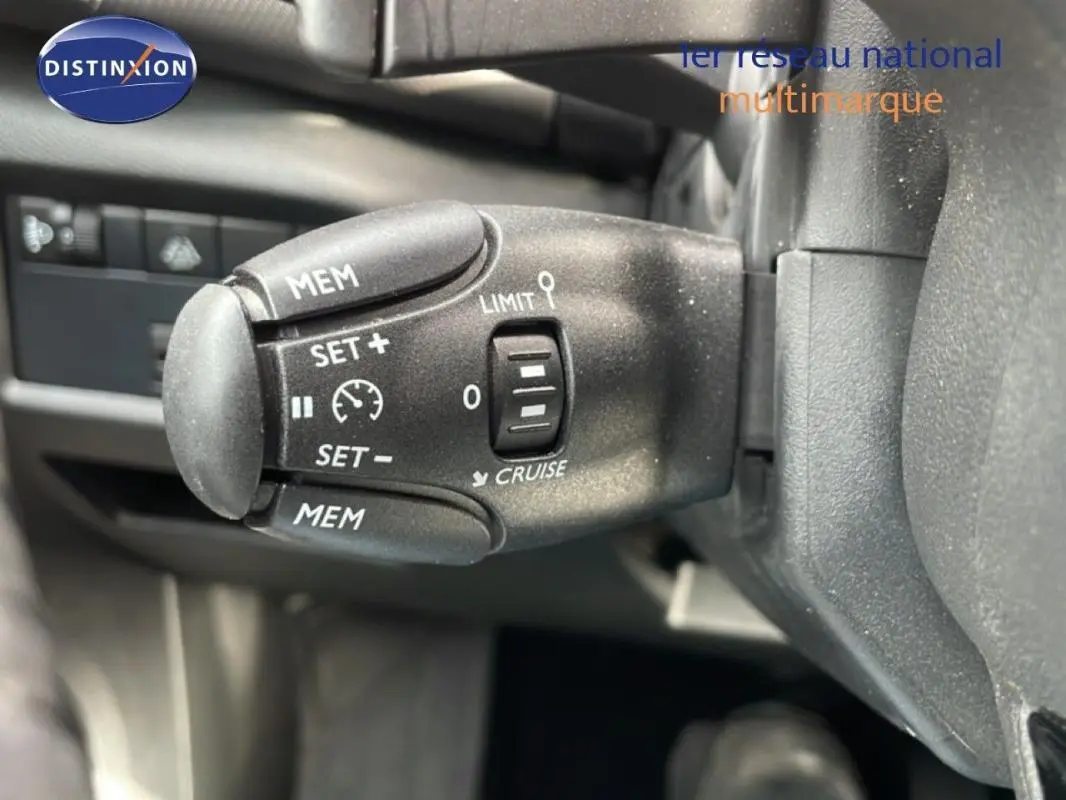 Gros plan sur la commande de régulateur de vitesse noire dans l'habitacle du Citroën C5 Aircross 2024.