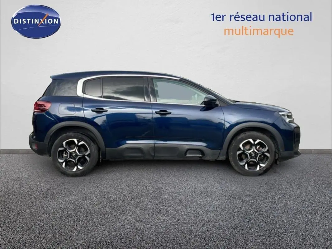 Profil côté droit d'un Citroën C5 Aircross bleu 2024 avec jantes aluminium et vitres teintées.