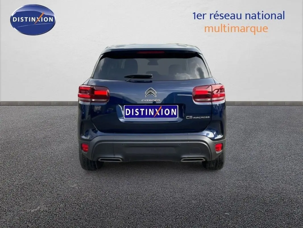 Vue arrière d'un Citroën C5 Aircross bleu 2024 avec feux LED et double sortie d'échappement intégrée.