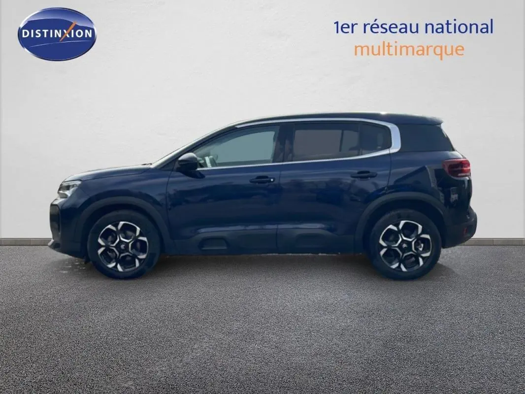 Profil côté gauche d'un Citroën C5 Aircross bleu 2024 avec jantes aluminium et toit noir contrasté.