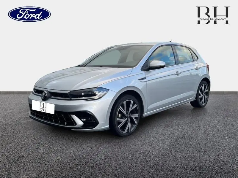 Volkswagen Polo 2022 R-Line en Reflet d'Argent métallisé vue 3/4 avant avec jantes alliage distinctives.