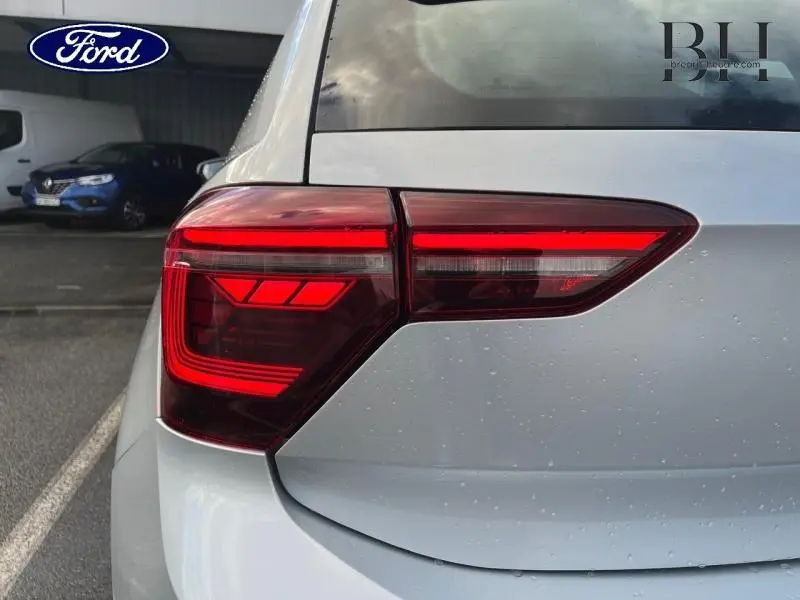 Gros plan sur le feu arrière gauche d'une Volkswagen Polo 2022 Reflet d'Argent métallisé, avec carrosserie visible.