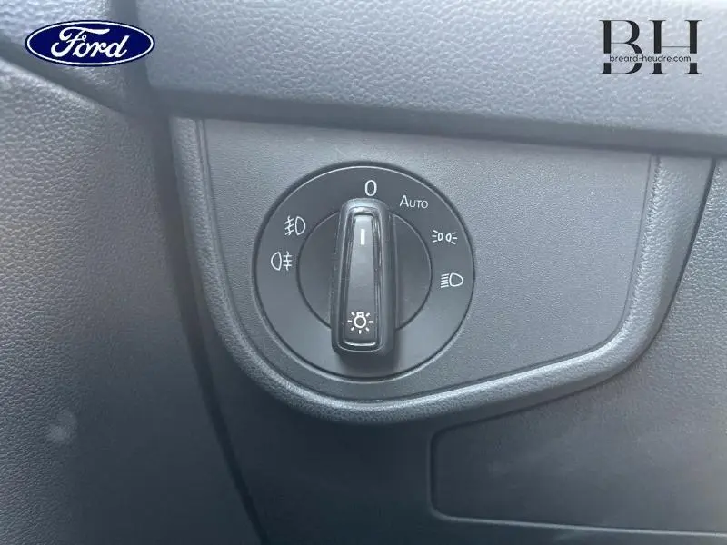 Gros plan sur la molette de commande des phares dans l'habitacle d'une Volkswagen Polo 2022 couleur Reflet d'Argent métallisé.