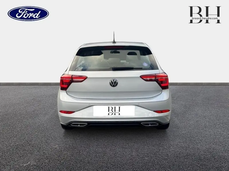 Vue arrière d'une Volkswagen Polo 1.0 TSI R-Line argent métallisé avec feux LED et double sortie d'échappement intégrée.