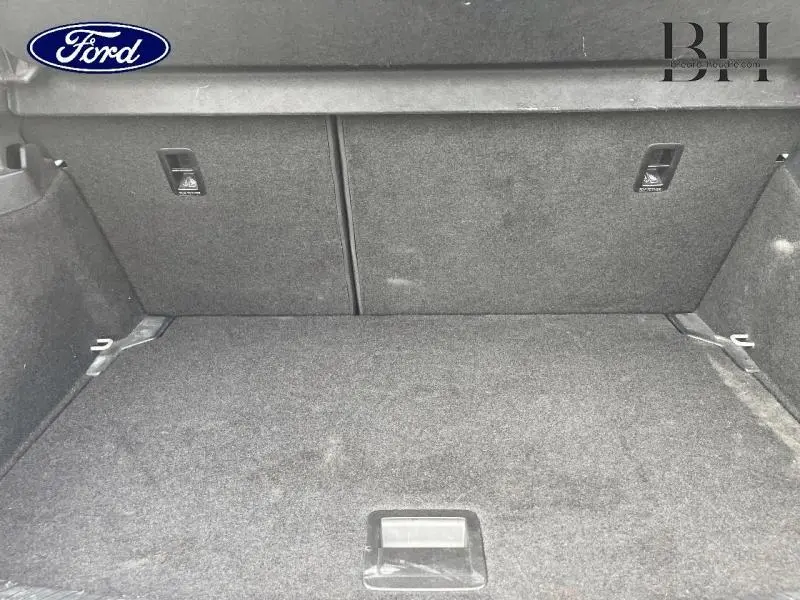 Coffre vide vu de face, revêtement tissu gris, sans éléments distinctifs visibles ni chargement.