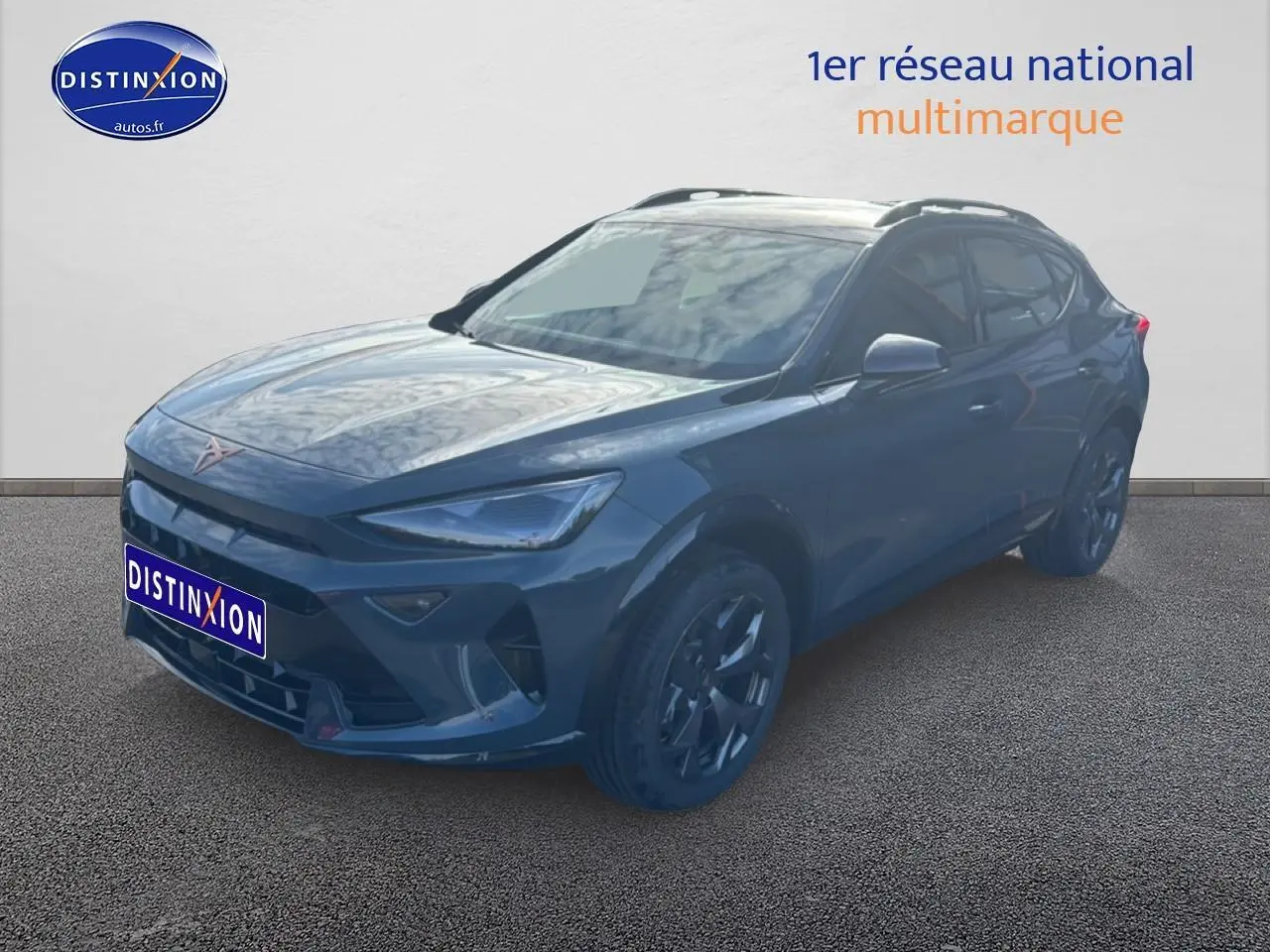 Vue 3/4 avant droit d'un SUV CUPRA Formentor bleu fjord avec jantes 18 pouces et barres de toit noires.
