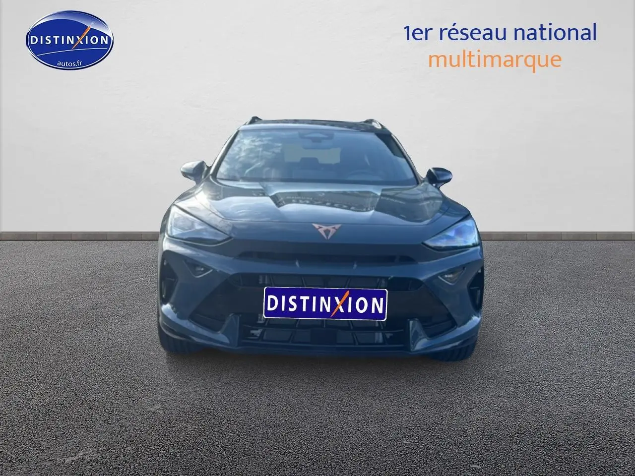 Vue avant d'un CUPRA Formentor bleu fjord 2026 avec calandre marquée et phares LED allumés.