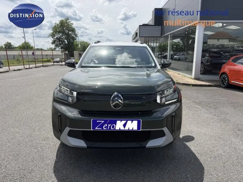 Vue avant d'un Citroën C3 Aircross 2026 vert Montana avec toit blanc, calandre noire et phares LED distinctifs.