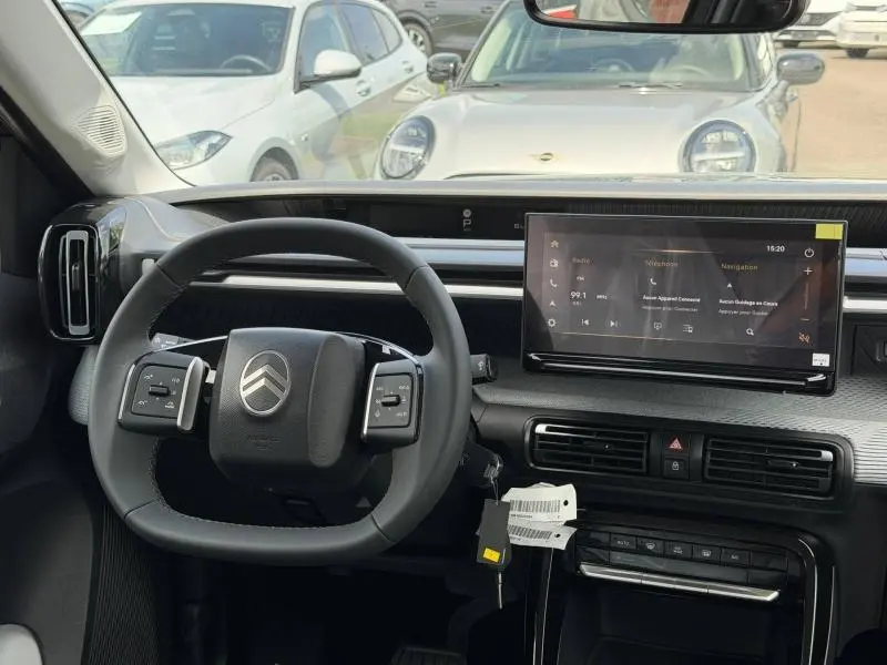 Vue intérieure du tableau de bord de la Citroën C3 Aircross 2026, avec volant multifonction et écran tactile central.