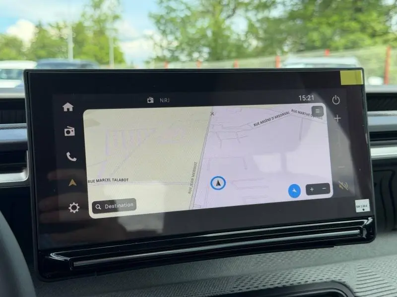 Écran tactile du système de navigation du Citroën C3 Aircross 2026 affichant une carte GPS en intérieur.