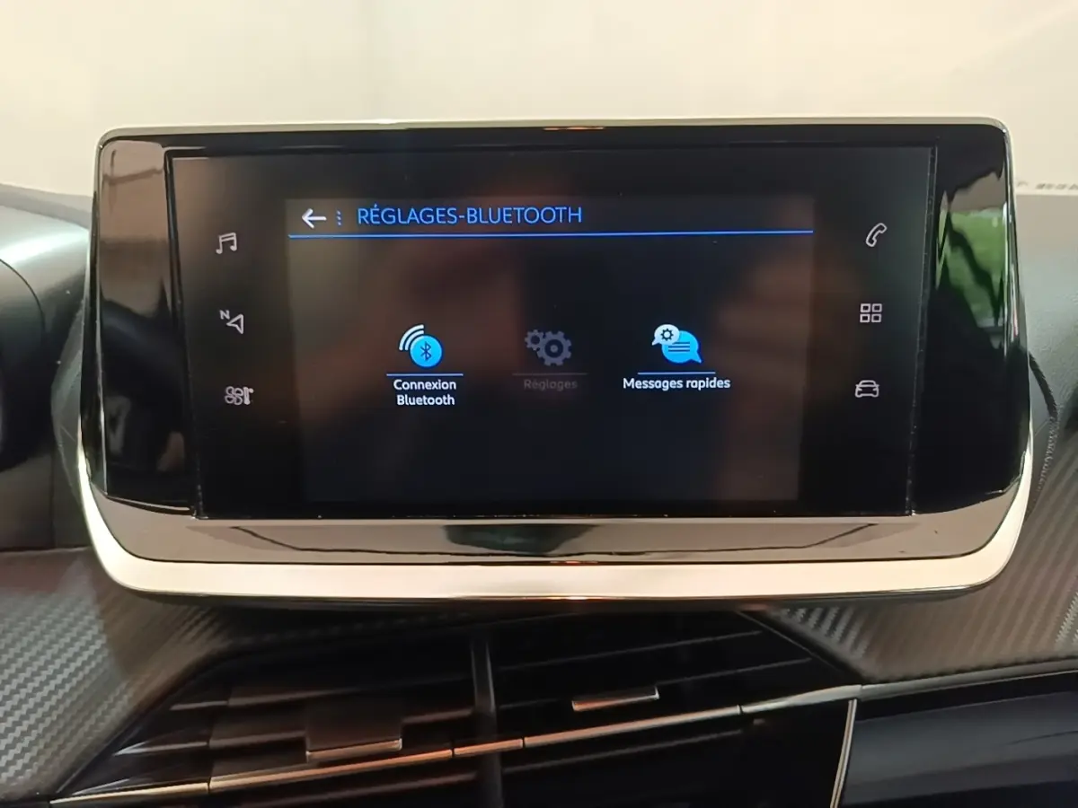 Écran tactile central de la Peugeot 208 PureTech 100 S&S Active Pack affichant les réglages Bluetooth, vue intérieure.