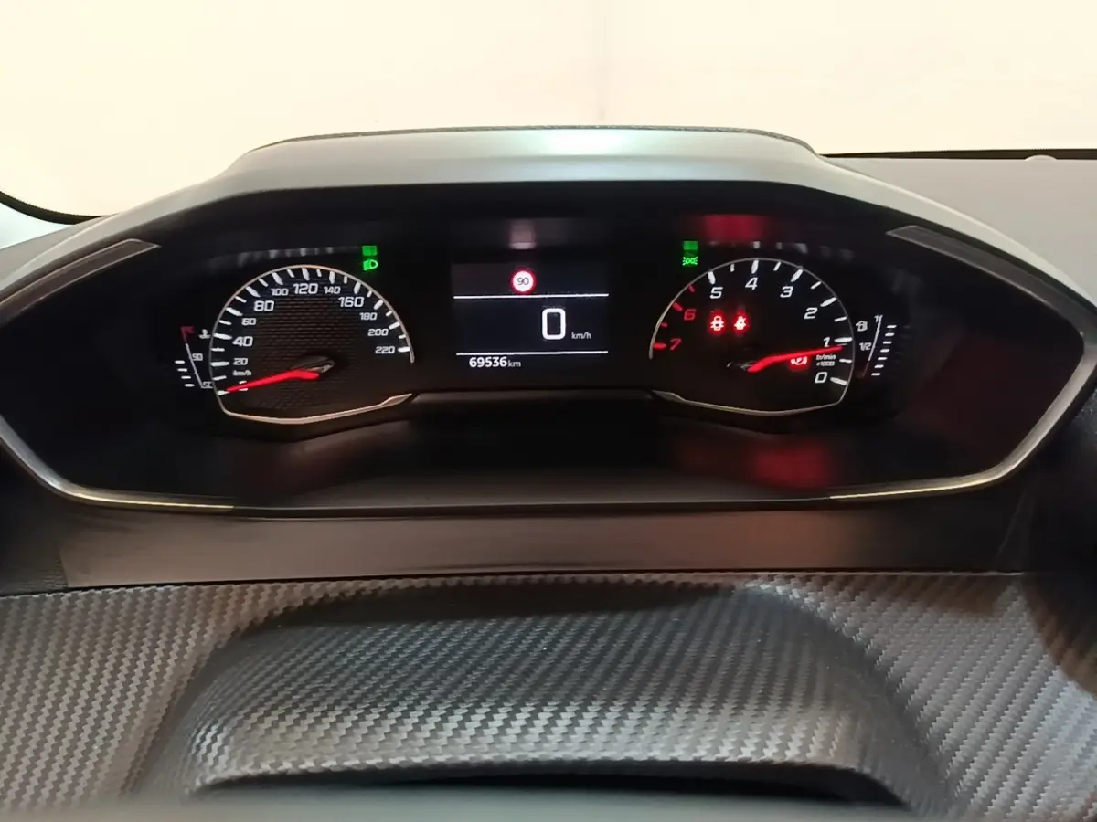 Vue rapprochée du tableau de bord numérique de la Peugeot 208 PureTech 100 S&S Active Pack avec affichage vitesse et compte-tours.