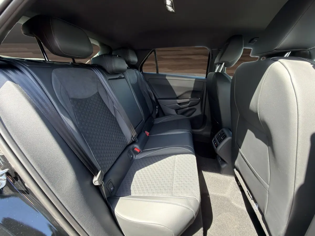Vue latérale intérieure côté gauche des sièges arrière noirs en cuir et tissu du Volkswagen T-Roc 1.5 eTSI EVO2 2026.