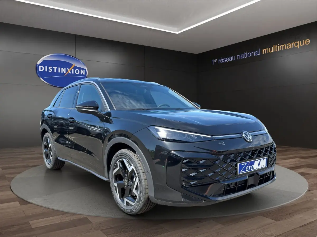 Volkswagen T-Roc noir en 3/4 avant droit, avec calandre R-Line et jantes alliage distinctives.