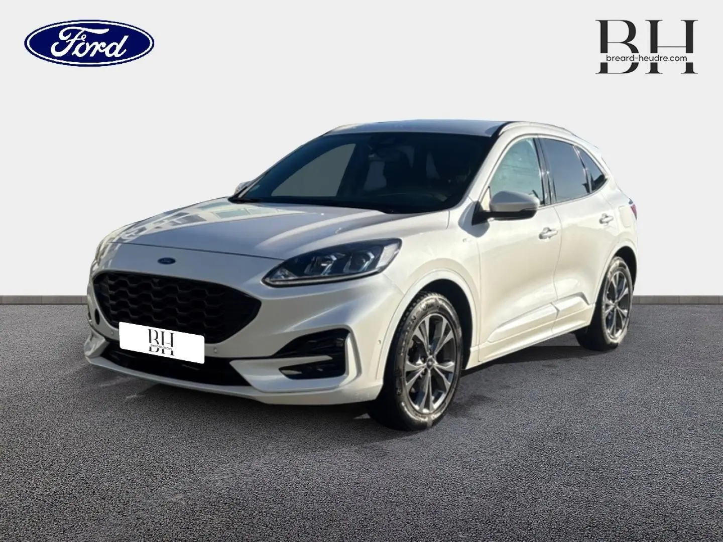 Ford Kuga blanc Premium Platinum en 3/4 avant droit, avec calandre noire et jantes alliage distinctives.
