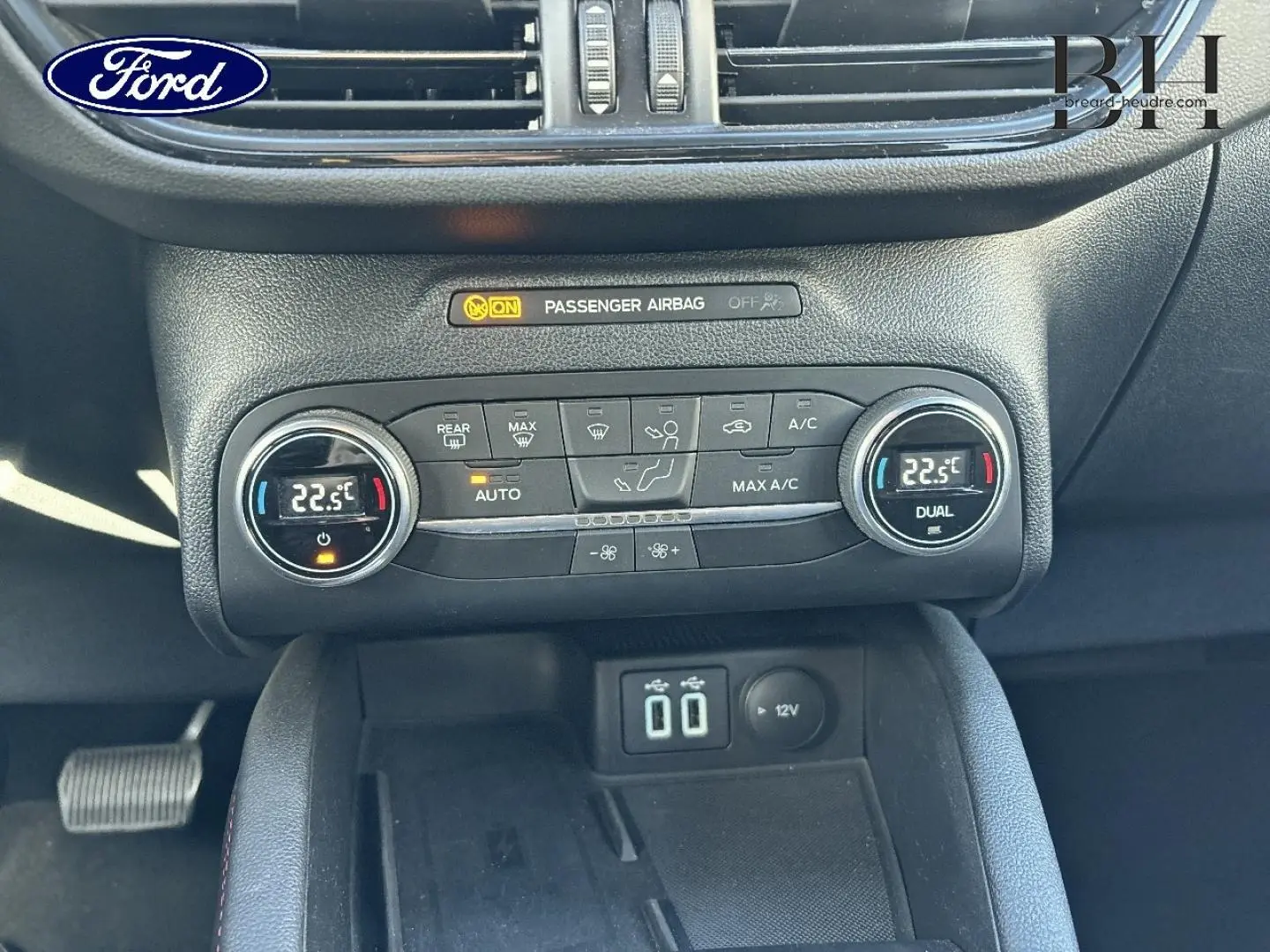 Vue rapprochée de la console centrale du Ford Kuga 2021, avec commandes climatisation bi-zone et ports USB visibles.
