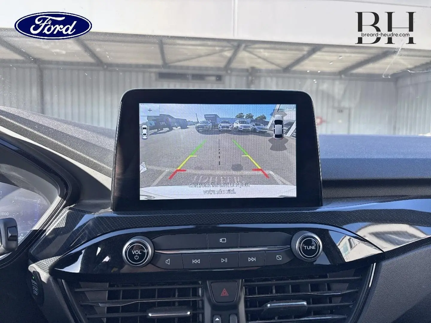 Vue intérieure du tableau de bord du Ford Kuga 2021 avec écran tactile affichant la caméra de recul.
