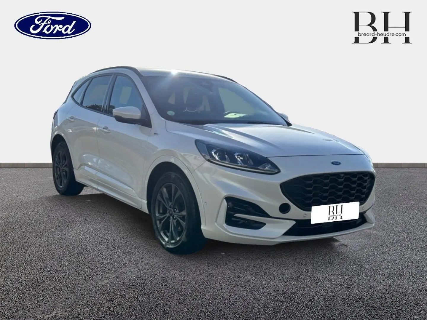 Ford Kuga blanc Premium Platinum en 3/4 avant droit, avec calandre noire et jantes alliage foncé.