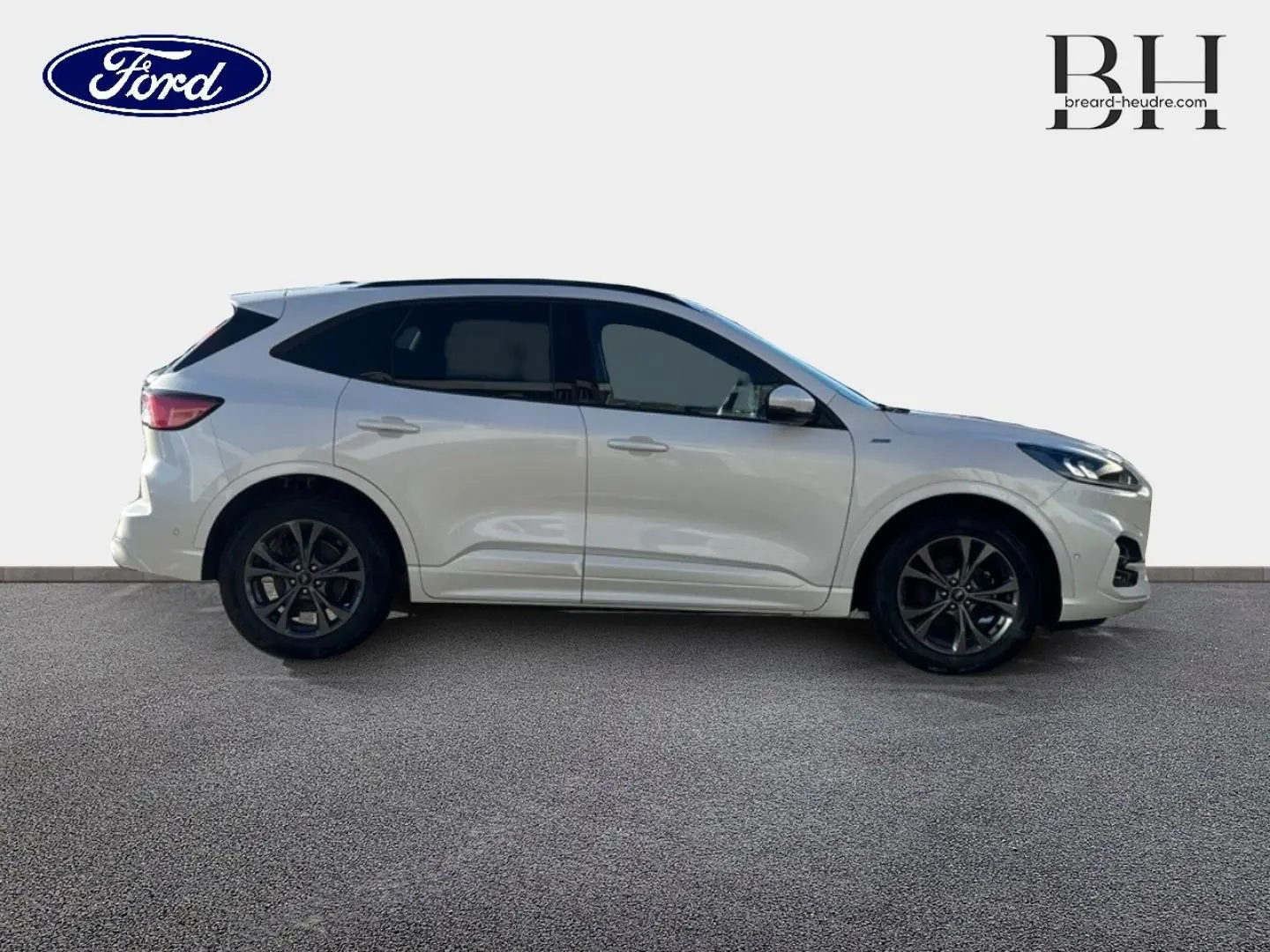 Profil droit du Ford Kuga blanc Premium Platinum 2021 avec jantes alliage foncé et vitres arrière surteintées.