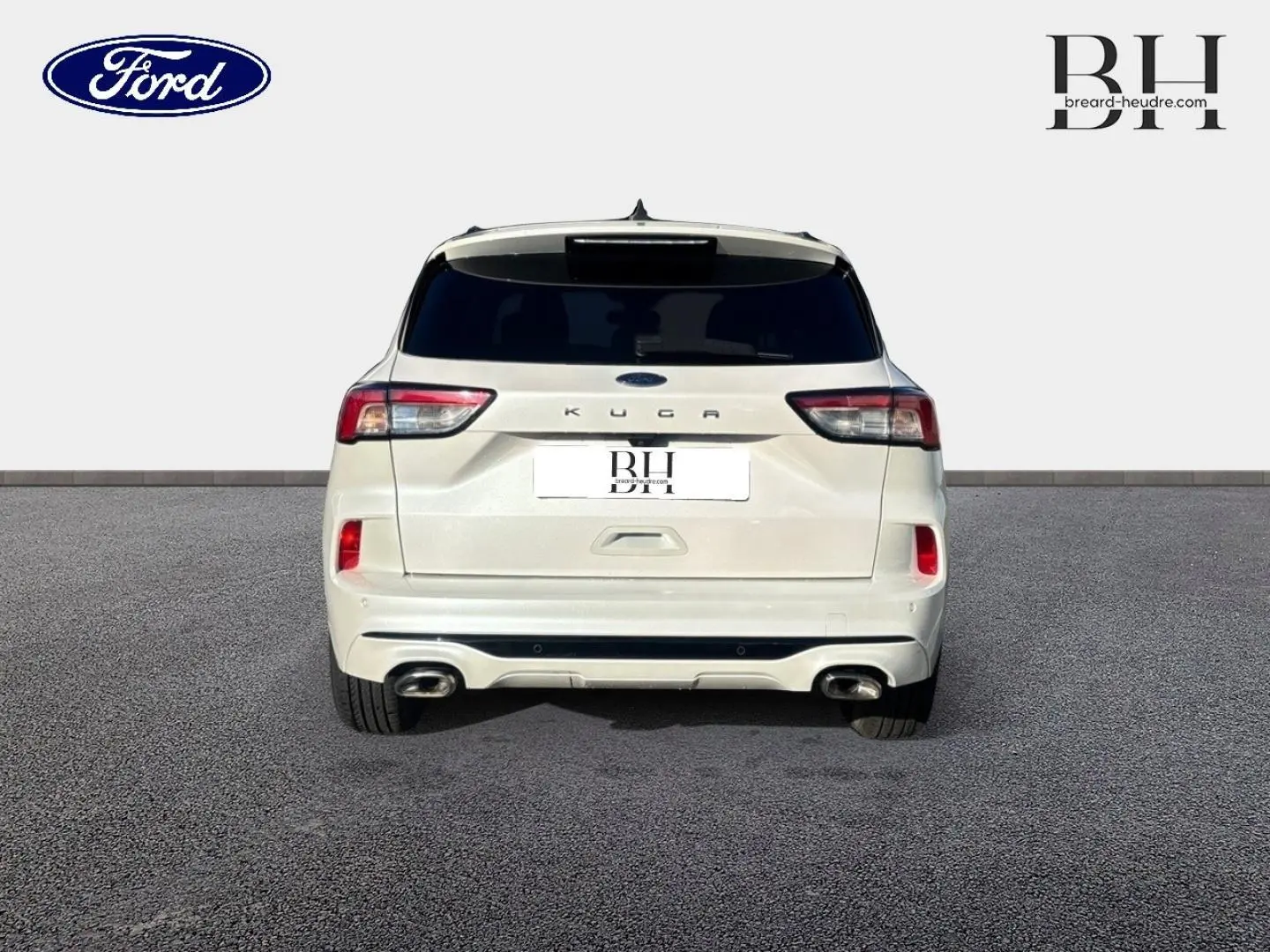 Vue arrière du Ford Kuga blanc Premium Platinum de 2021, avec hayon mains libres et double sortie d’échappement visible.