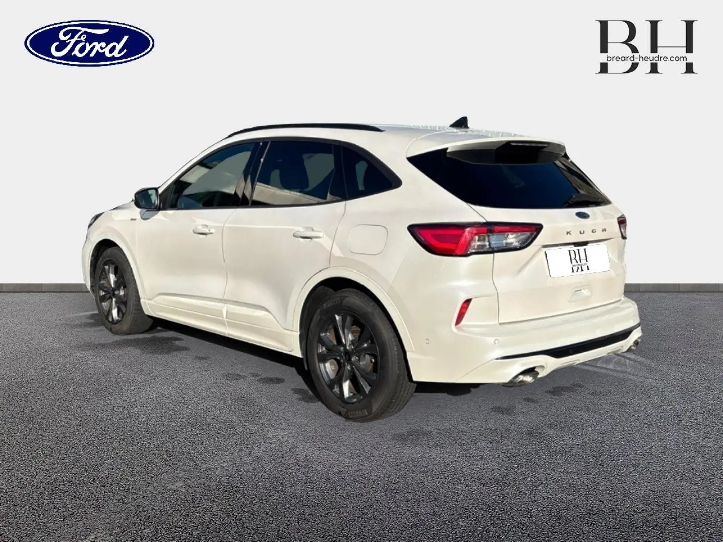 Ford Kuga blanc Premium Platinum vu en 3/4 arrière droit, avec jantes noires et vitres arrière surteintées.