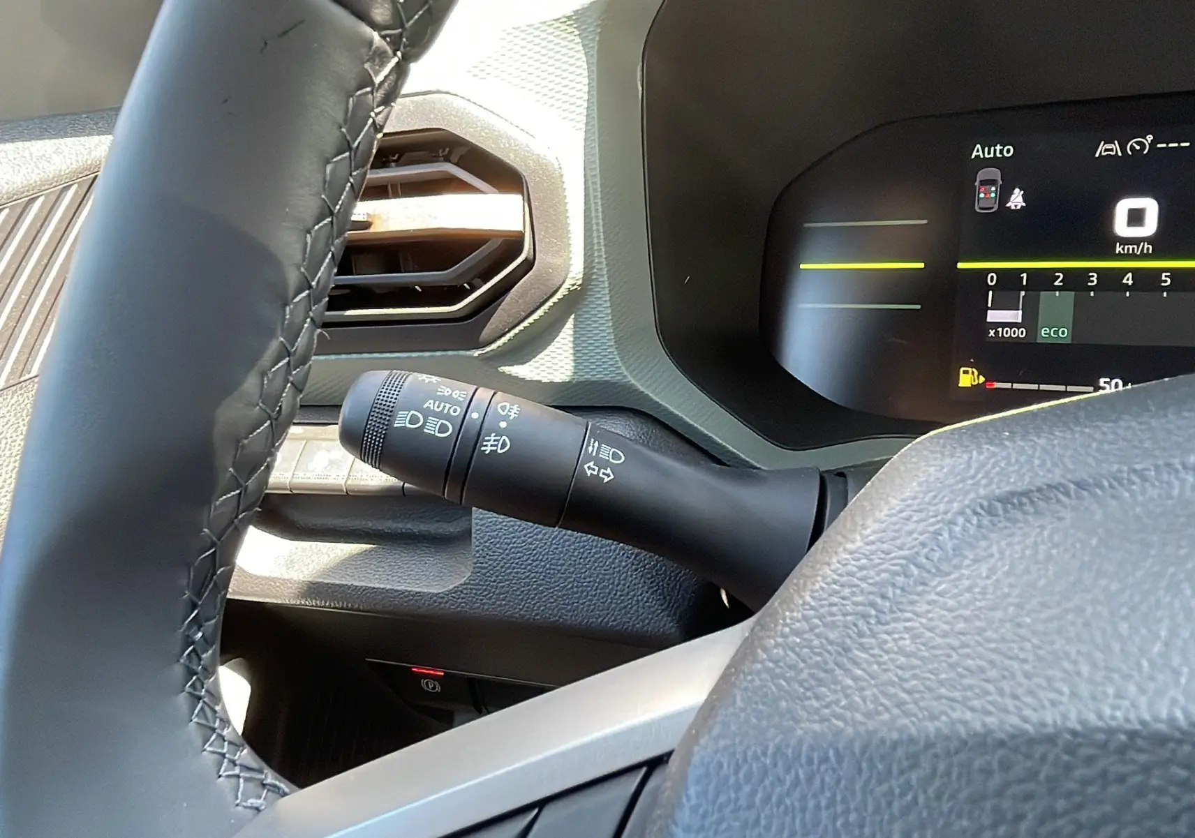 Vue rapprochée du volant et du combiné d'instruments numérique du Dacia Duster blanc 2025, version Extreme Plus.