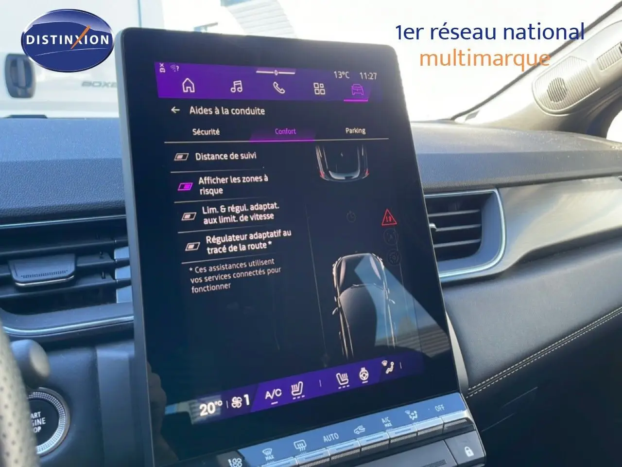 Vue rapprochée de l’écran tactile central du Renault Symbioz bleu iron metal, affichant les aides à la conduite.