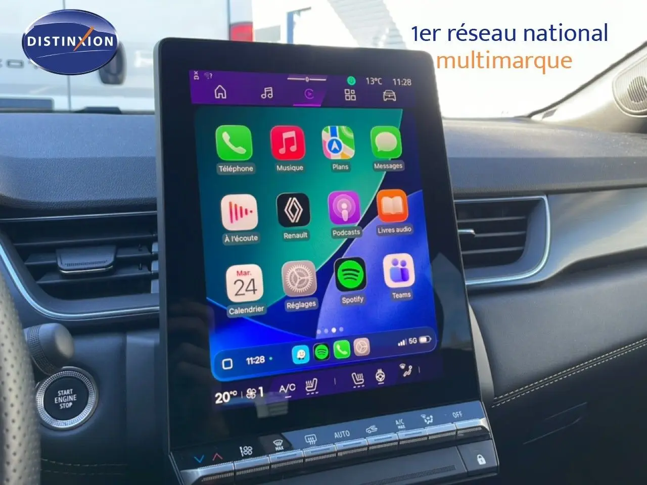 Vue rapprochée de l’écran tactile central du Renault Symbioz 2025 bleu iron metal, affichant les applications multimédia et climatisation.