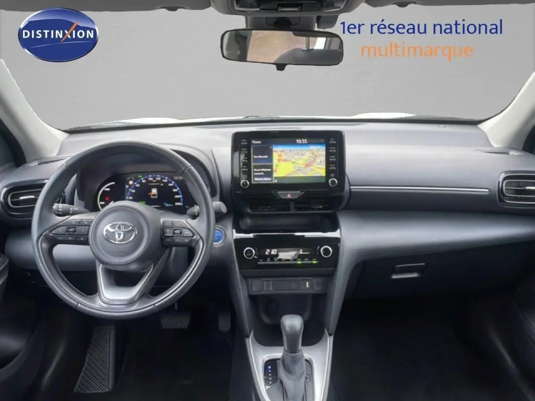 Vue intérieure frontale de la Toyota Yaris Cross Hybrid 117ch Business 2024, tableau de bord avec écran tactile et volant cuir.