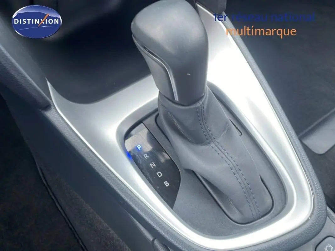 Le levier de vitesse automatique en cuir gris de la Toyota Yaris Cross Hybrid, vue rapprochée de la console centrale.