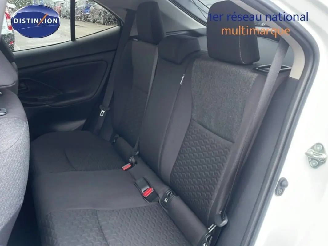 Vue intérieure côté droit des sièges arrière en tissu noir d'une Toyota Yaris Cross blanc 2024.