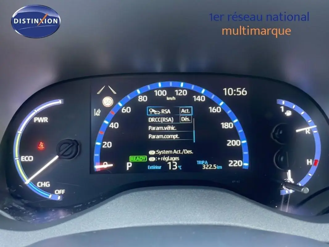 Tableau de bord numérique de Toyota Yaris Cross blanc, affichage central du compteur et informations de conduite.