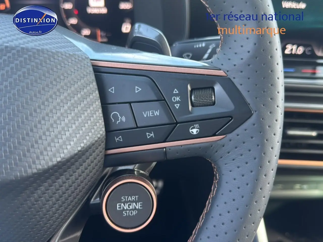 Gros plan sur le volant cuir perforé avec commandes multifonctions et bouton start/stop du CUPRA Formentor 1.5 eTSI hybrid.
