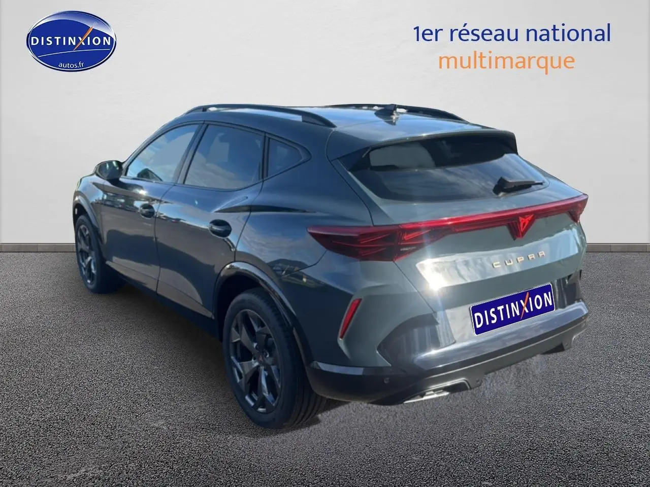 Vue 3/4 arrière droite d'un CUPRA Formentor bleu fjord avec feux arrière à LED et jantes 18 pouces.
