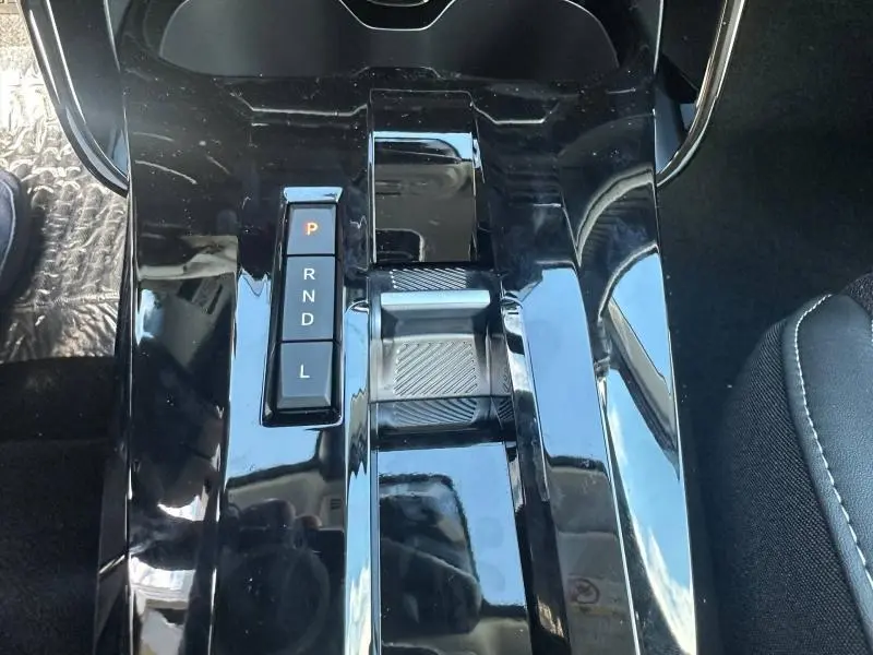 Vue rapprochée de la console centrale noire brillante avec sélecteur de vitesses automatique du Citroën C3 Aircross gris Mercury.