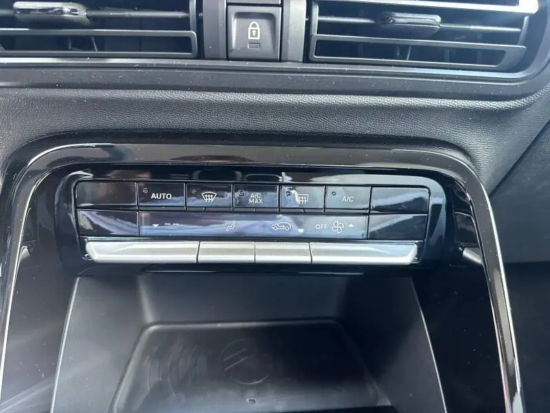 Vue rapprochée du panneau de commande de climatisation automatique du Citroën C3 Aircross gris Mercury, intérieur noir.