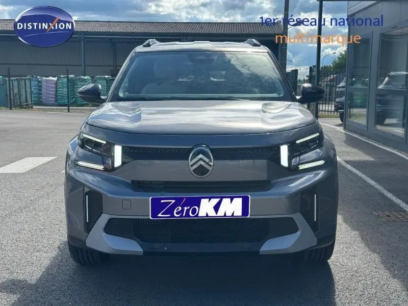 Vue avant frontale d'un Citroën C3 Aircross gris Mercury avec feux LED et calandre marquée du logo Citroën.